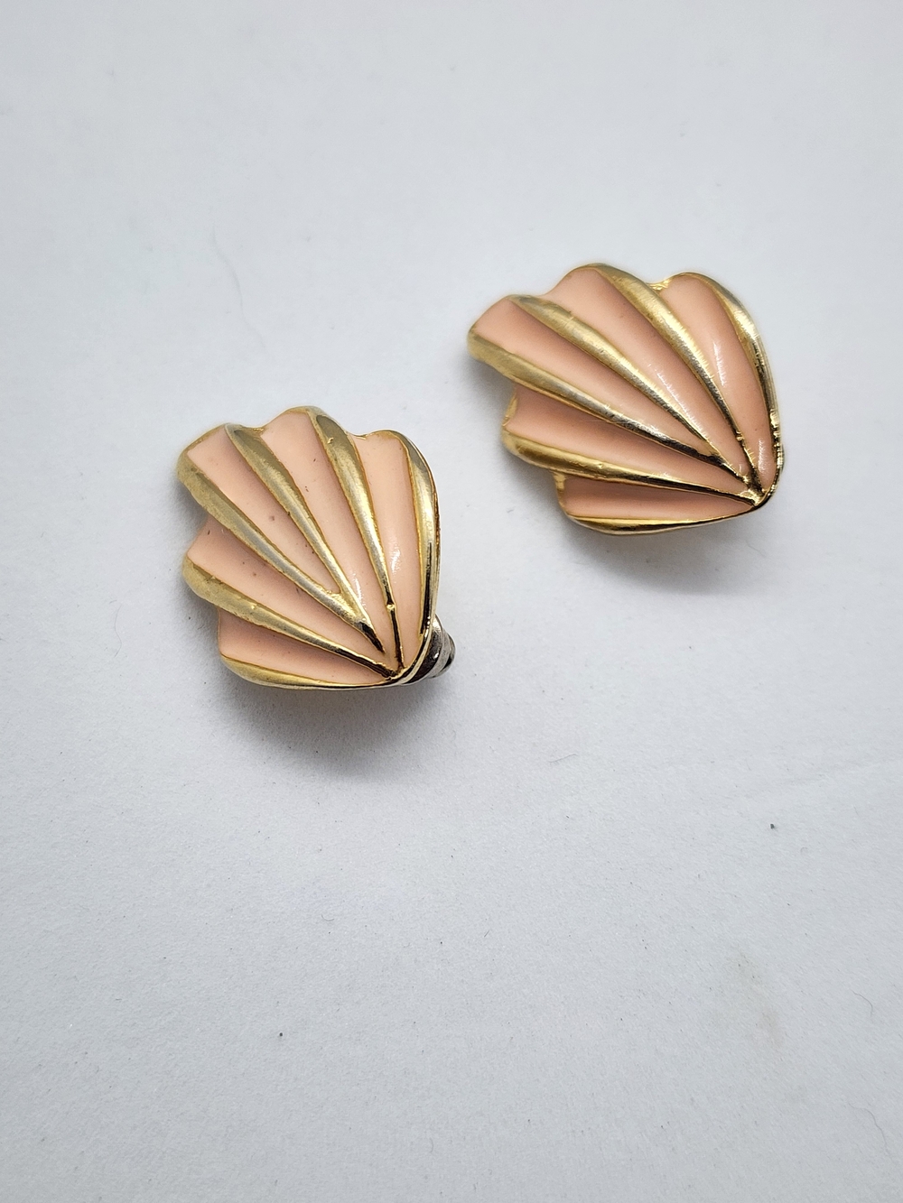 ✨️ 5 For 25 ✨️Gold-Tone Pink Enamel Shell Pierced Earrings